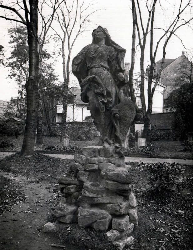 Das Grabmal der trauernden Schönen, besser bekannt als „Krötenfrau“, stand mehr als 200 Jahre - bis 1952 - im Goethepark.
