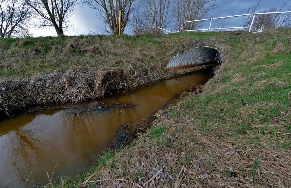 Das Wasser im Graben ist bräunlich-grün. Ist es eine Verschmutzung oder nur Eisen aus dem Boden?