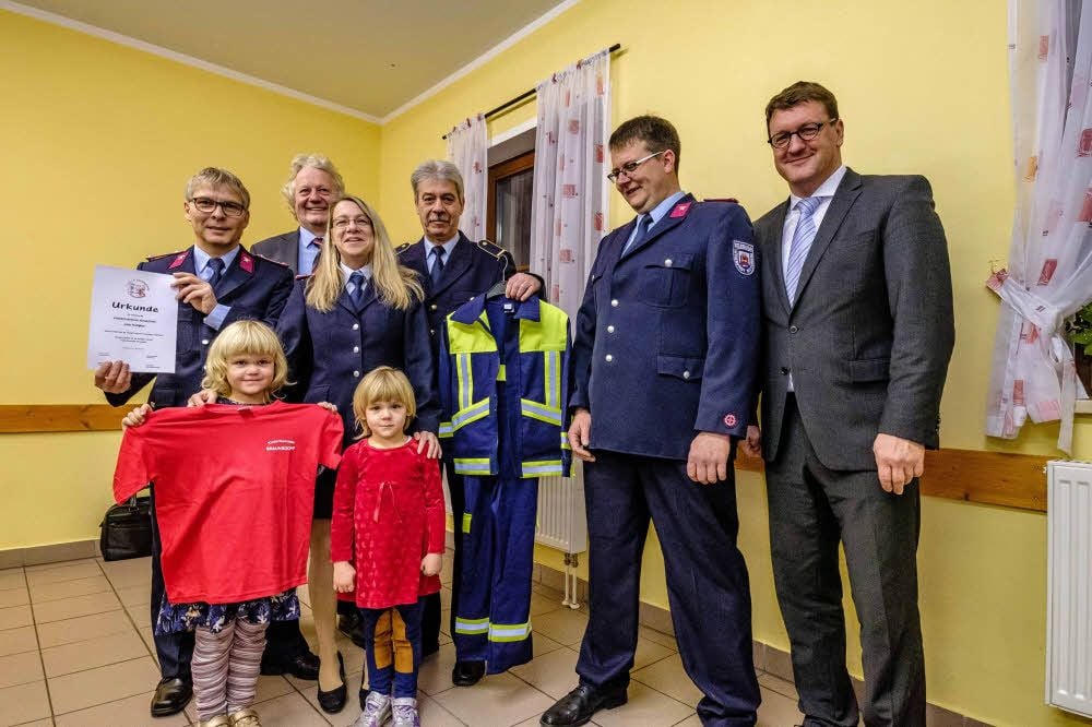 Die Gründung der Kinderfeuerwehr Braunsdorf mit allen Beteiligten. Nea (links) darf ab Januar auch schon zu den Diensten kommen.
