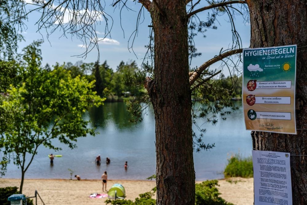 Im Strandbad Möhlau sind die Hygieneregeln für jeden Gast sichtbar im Eingangsbereich angebracht.