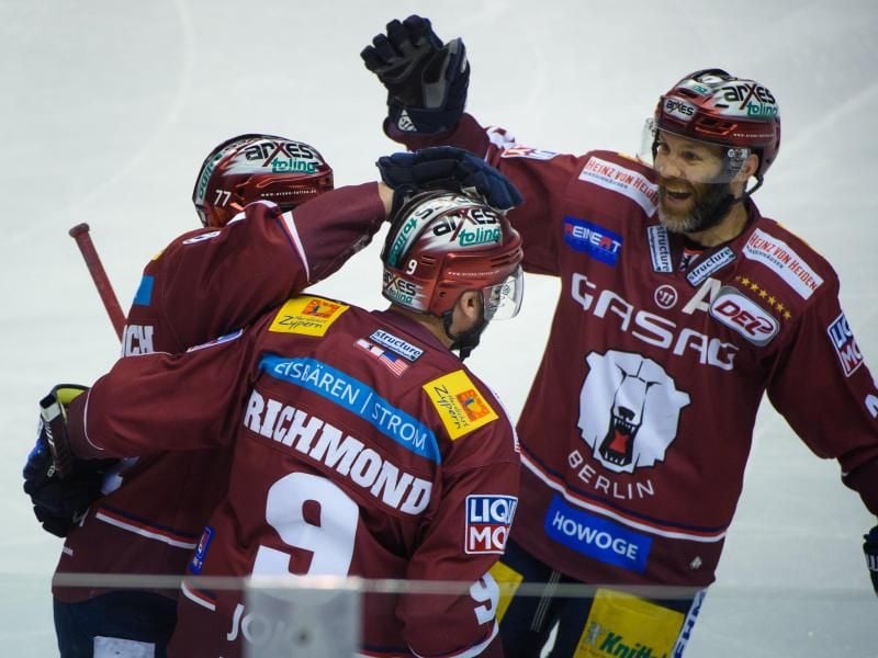 Daniel Fischbuch (l-r), Daniel Richmond und Thomas Oppenheimer jubeln über ein Tor für die Eisbären. Foto: Gregor Fischer