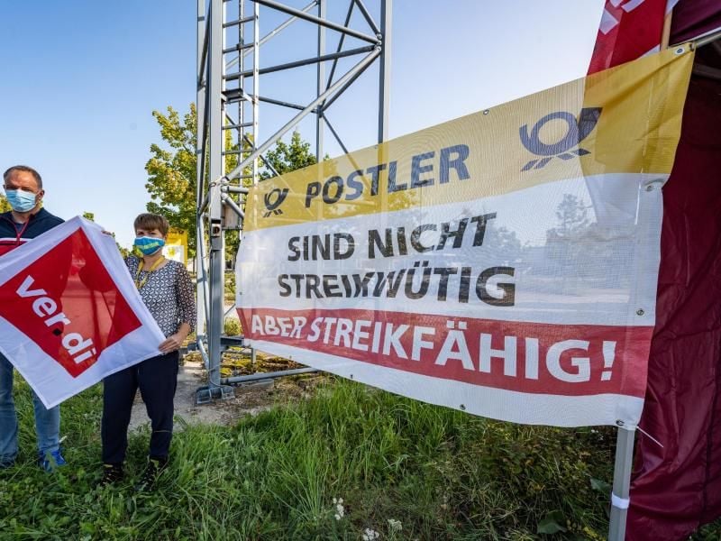 Die Mitarbeiter der Post werden bei ihren Forderungen nach mehr Lohn von Verdi unterstützt. Foto: Armin Weigel/dpa
