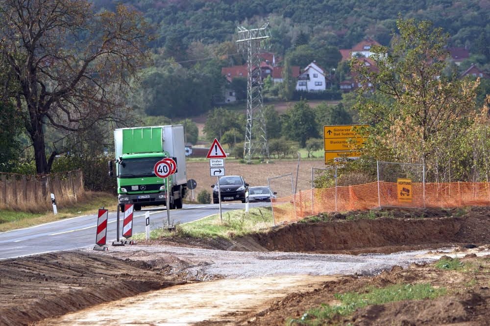 Noch rollt der Verkehr zwischen Quedlinburg und Bad Suderode. Ab Dienstag wird über Weddersleben oder Gernrode umgeleitet.