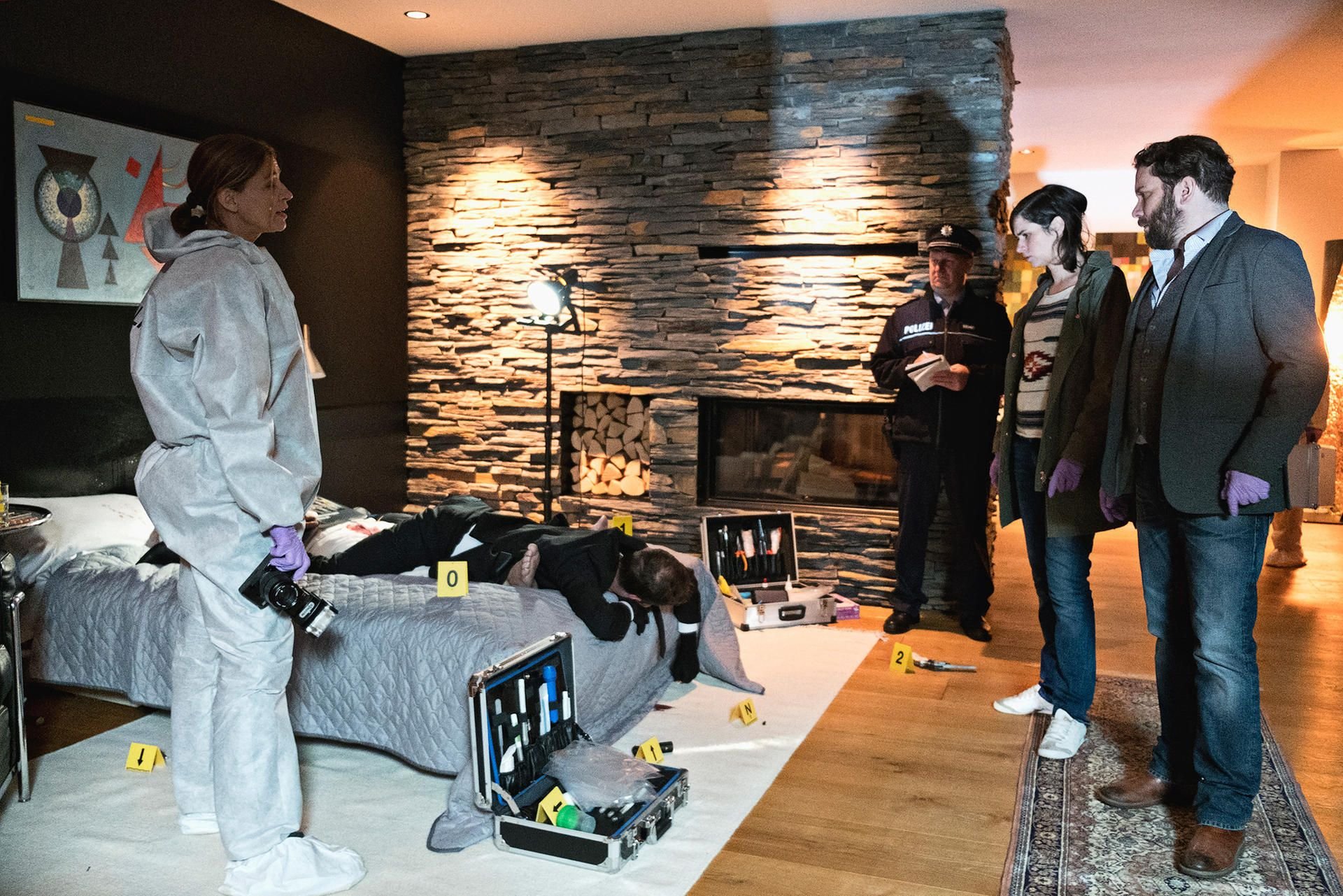 Frau Dr. Seelenbinder (Ute Wiekhorst) (v.l.) mit Kira Dorn (Nora Tschirner) und Lessing (Christian Ulmen) am Tatort.