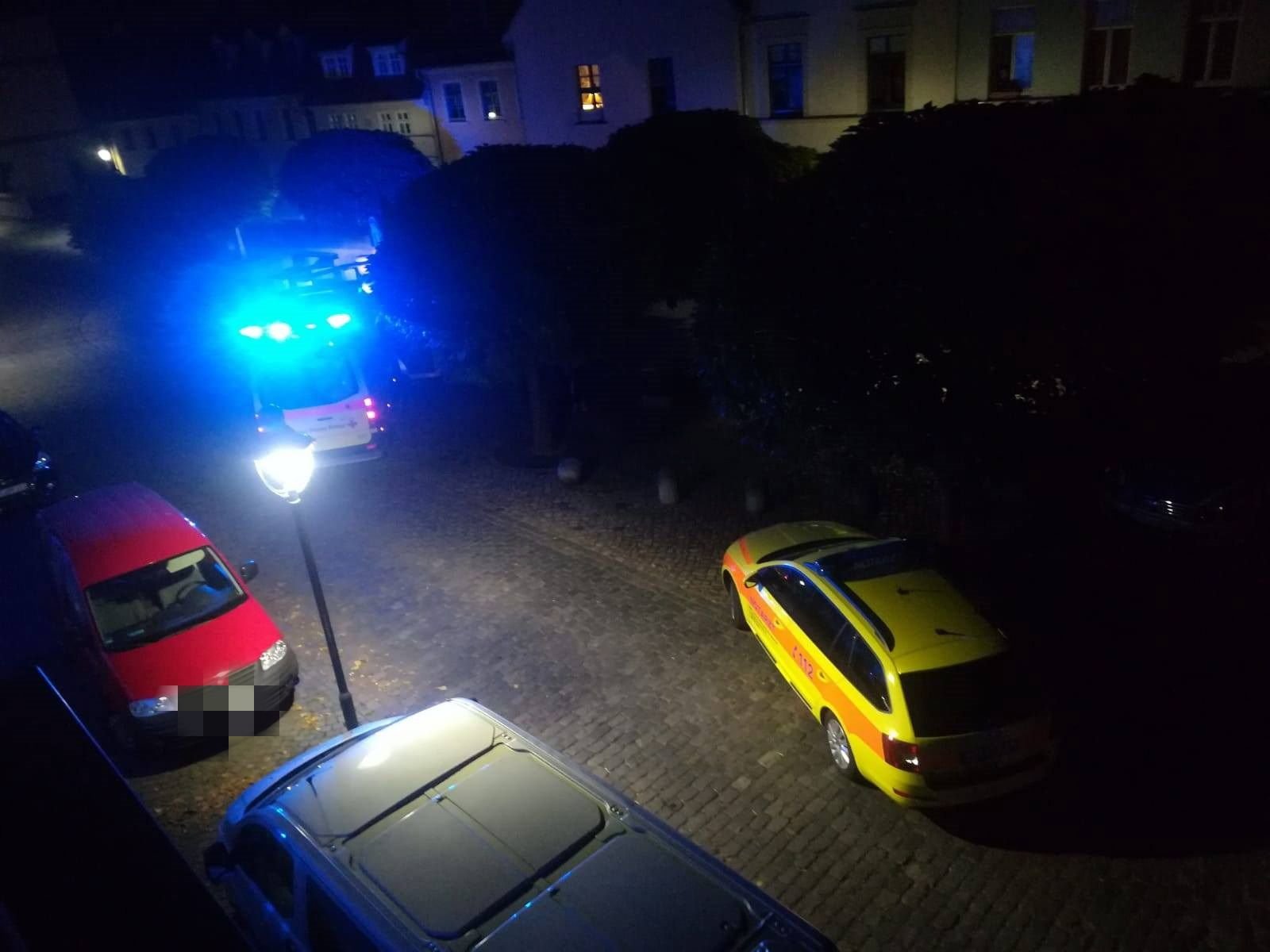 Am Voigtsplatz in Zeitz wurde der bei einer Messerattacke verletzte 37-Jährige versorgt. Foto einer Anwohnerin.