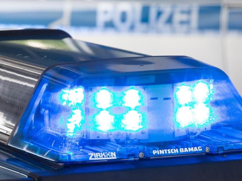 Das Blaulicht eines Polizeiwagens. Foto: Friso Gentsch/Archiv
