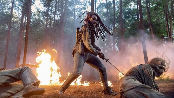 Michonne (Danai Gurira) kämpft in "The Walking Dead" Staffel 10 mit allen Kräften gegen die Beißer.