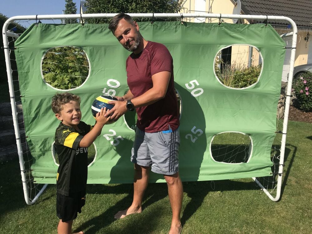 Auch der heimische Garten dient als Trainingsfeld für Mathias Eberhardt und seinen Sohn Emil.