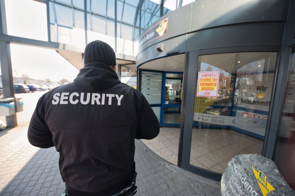Landesweit strengere Regelungen sollen Kontakte in Supermärkten wie bei Edeka in Quedlinburg reduzieren und das Personal schützen.