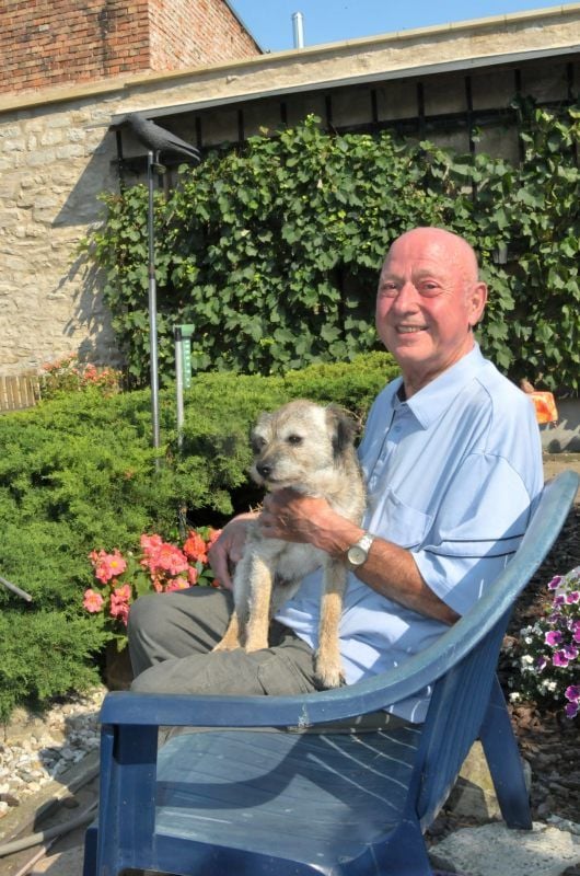 Werner Knopf ist gern in seinem Garten, der an die Stadtmauer grenzt. Der englische Borderterrier Weko ist ihm seit vielen Jahren ein treuer Begleiter.