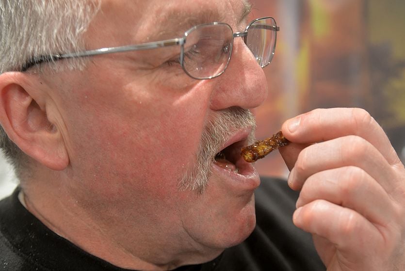 Walter Krause lässt es sich schmecken.