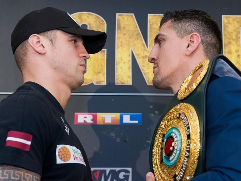 Marco Huck (r) und Mairis Briedis werden in Dortmund um den WBC-Titel kämpfen. Foto: Guido Kirchner