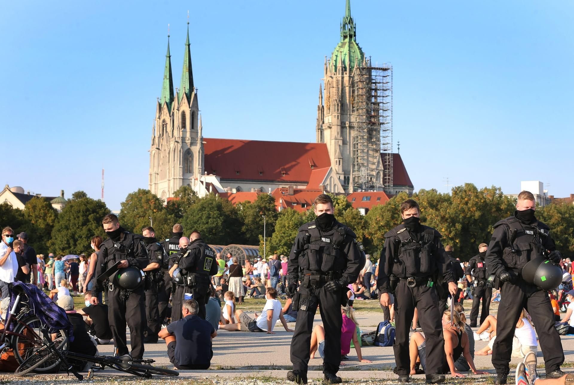 Polizisten kontrollieren auf der Theresienwiese bei einer Demonstration gegen die Corona-Maßnahmen in München.