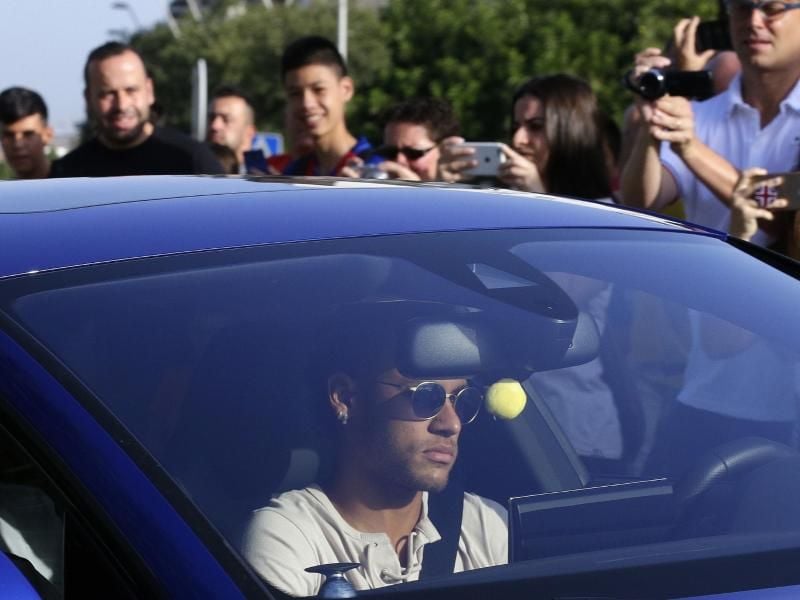 Neymar verlässt das Trainingsgelände des FC Barcelona. Foto: Manu Fernandez