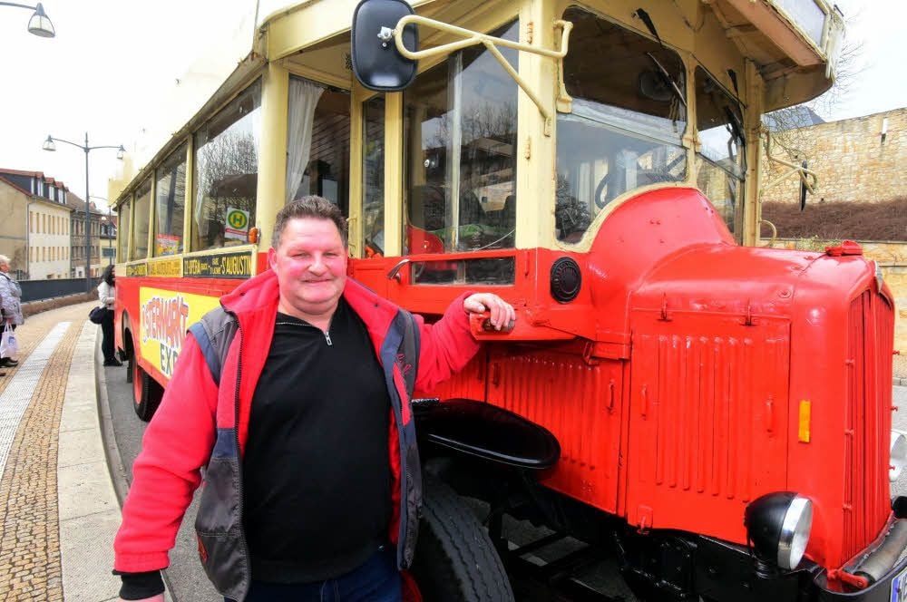 Sven Prokisch vor seinem Lieblingsarbeitsplatz, dem Oldtimerbus.