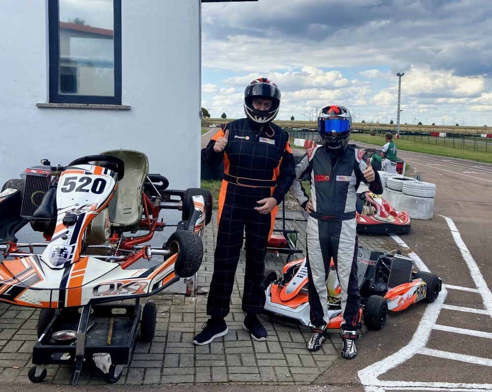 Uwe Hesse (links) und Andy Zenner betreiben seit Mai 2019 die Gokart-Bahn in Belleben. Sonntag flitzen sie selbst über den Asphalt.