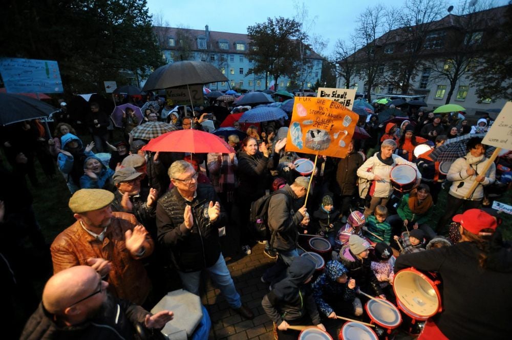 Mehrere Hundert Menschen waren am Montagabend vor der Kreisverwaltung zusammengekommen, um gegen den Abbau am Klinik-Standort Zeitz zu demonstrieren.