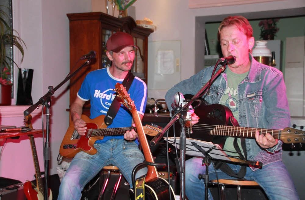 Christian Schroeder und Frank „Acki“ Ackermann (v. l.) treten als Duo „Frei Sein“ auf.