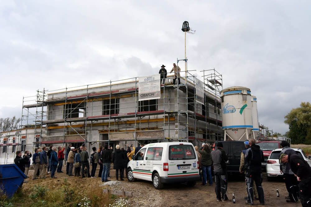 Zum Richtfest des Tierheims in Zeitz kamen zahlreiche Besucher auf die Baustelle.