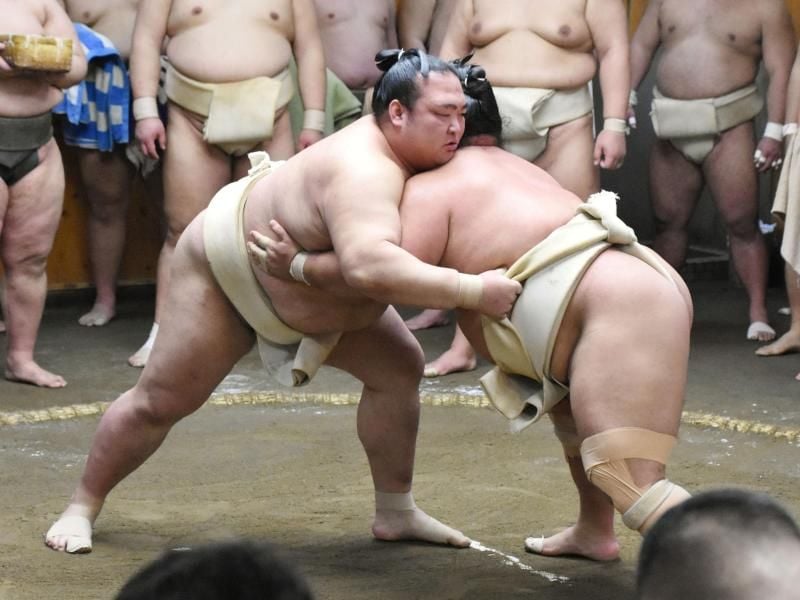 Der Großmeister Kisenosato (l) ringt während eines Sumo-Trainings mit Kotoshogiku. Foto: kyodo