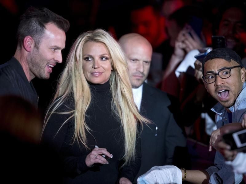 Britney Spears gibt ihren Fans vor dem MGM Hotel-Casino den Fans Autogramme. Foto: Steve Marcus/Las Vegas Sun
