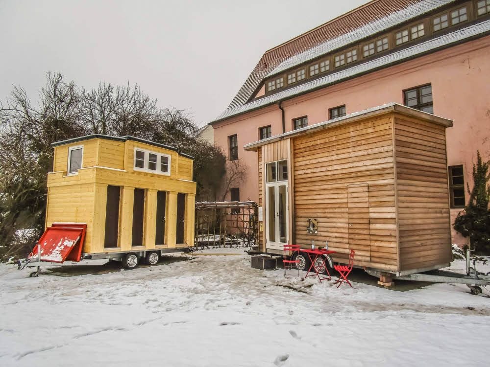 Van Bo Le-Mentzel beschäftigt sich mit alternativen Wohnformen: Diese „Tiny Houses“ im Rahmen seiner Ausstellung im Garten der Cranach-Stiftung.