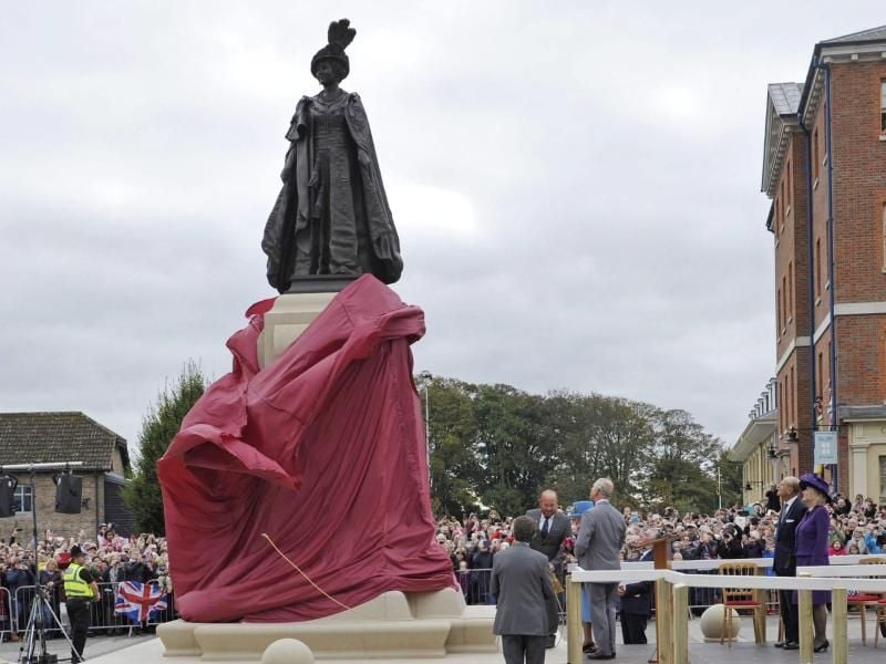 Queen Mum steht jetzt als Statue in Poundbury. Foto: Neil Munns