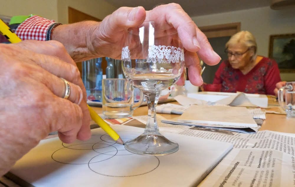 Zur Vorbereitung der Muster auf den Fliesen wird auch mal ein Glas benutzt.