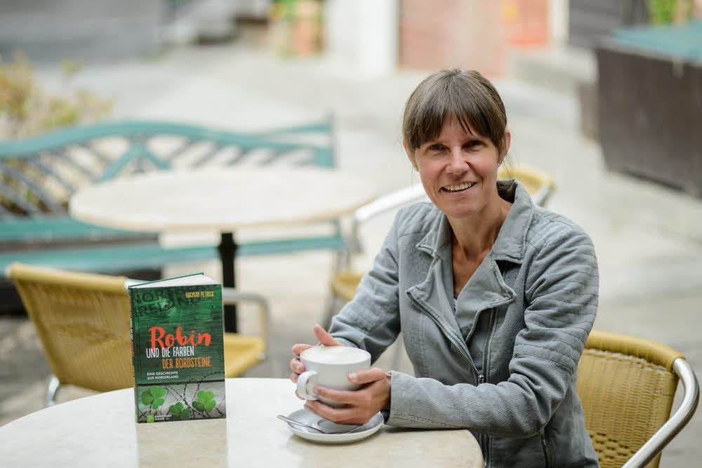 Geschafft! Der dramatische Nordirland-Konflikt von einst, den Dagmar Petrick als Lehrerin vor Ort selbst miterlebt hat, ist Literatur geworden - und wirkt wieder ganz heutig: Gerade in Ländern, in denen Spaltungen drohen oder gesellschaftliche Spaltungen im Gange sind.