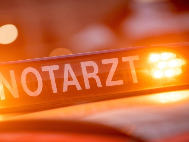 Ein Dachschild mit der Aufschrift "Notarzt". Foto: Lino Mirgeler/dpa/Symbolbild