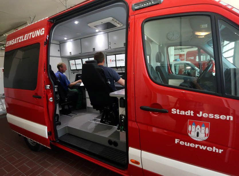 Der neue Einsatzleitwagen der Feuerwehr Jessen verfügt über zwei modern ausgestattete Arbeitsplätze. Daniel Prinz (links) und Wehrleiter Thomas Riedel freuen sich über die deutliche Verbesserung bei der Ausübung ihrer verantwortungsvollen ehrenamtlichen Arbeit.