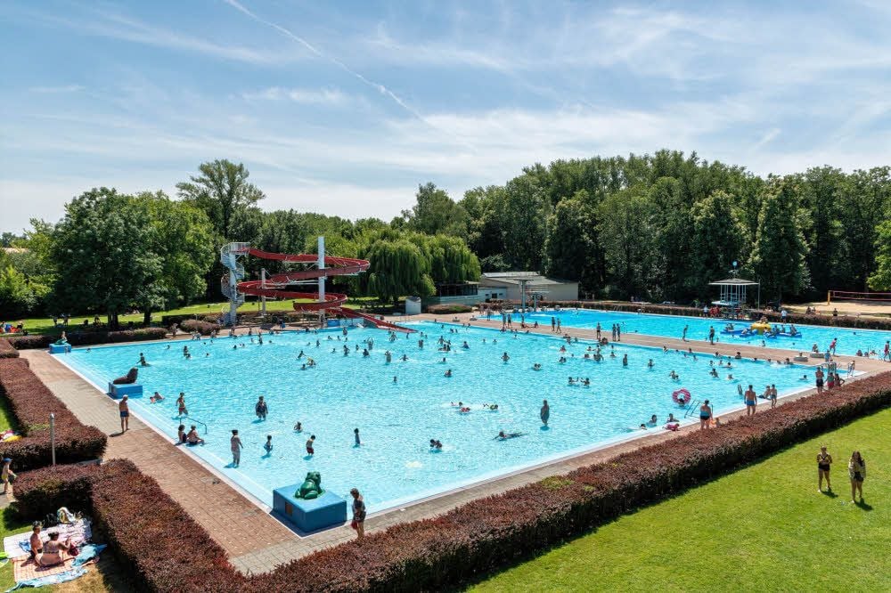 Idyllisch an der Saale gelegen und umgeben von hohen Bäumen ist das Waldbad Leuna, das schon mehreren Generationen Erholung bot.