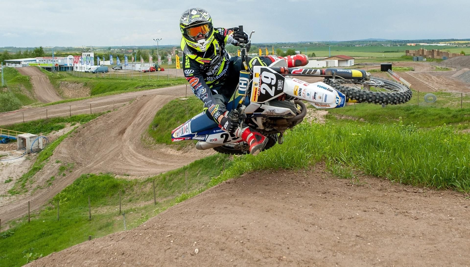 Henry Jacobi beherrscht seine Motocross-Maschine im Flug. Beim einzigen deutschen Weltmeisterschaftslauf in Teutschenthal will der Profi Punkte sammeln.