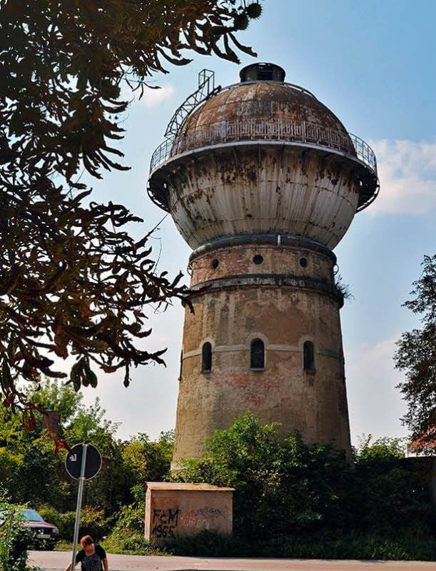 Der Wasserturm am Ascherslebener Bahnhof wurde jetzt für 19.500 Euro versteigert.