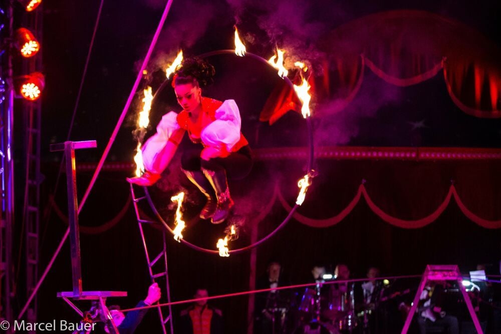 Drahtseilakt: Die Artistin springt im Moskauer Circus auf dem Drahtseil durch einen brennenden Reifen.