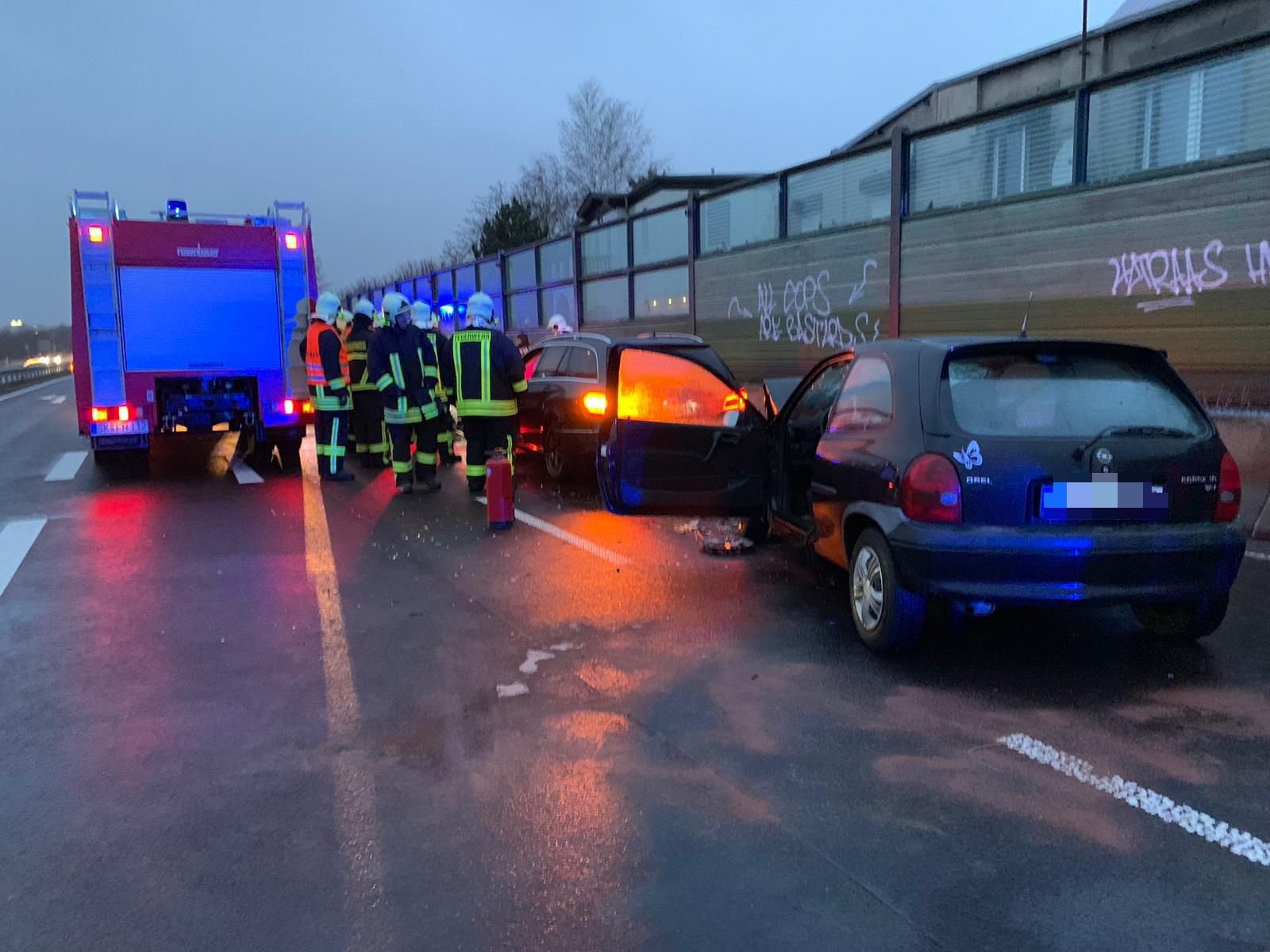 Nach dem Unfall am Freitagnachmittag war die B100 nach Halle voll gesperrt, so die Polizei.