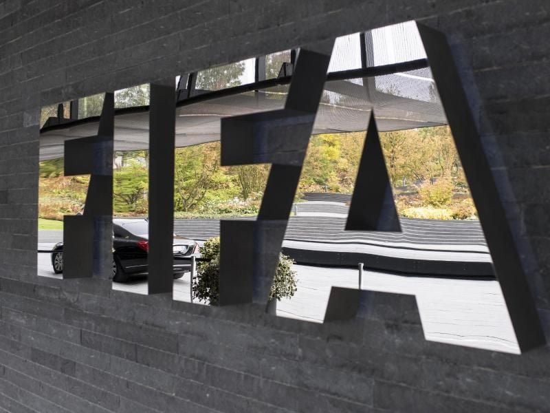 Das Logo der FIFA am Hauptsitz des Weltfußballverbandes in Zürich. Foto: Ennio Leanza/KEYSTONE/epa/dpa