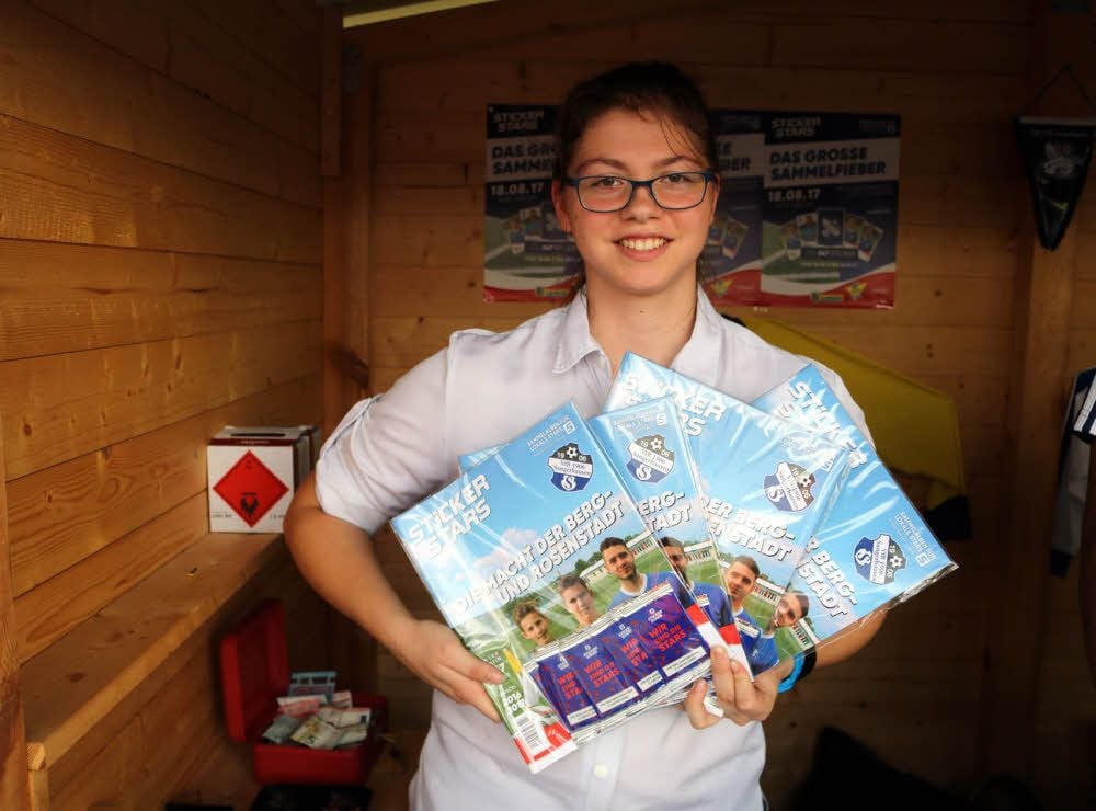 Jennifer Helmholz präsentiert das Stickeralbum.