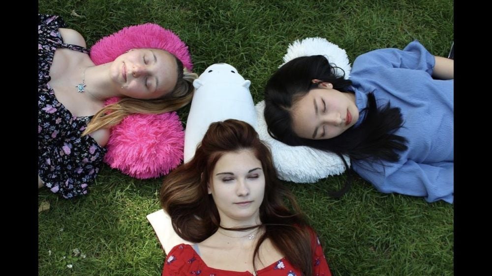 Anna Kambach, Pauline Alich und Ha Phoung Le Nguyen nehmen mit ihrem Duftkissen am Wettbewerb teil.