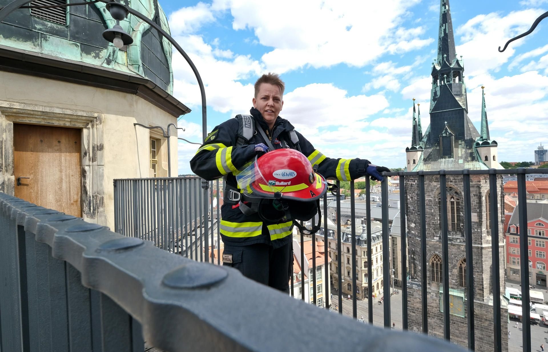 Katharina Dieckow von der Freiwilligen Feuerwehr Lettin testet, ob die Hausmannstürme für einen Feuerwehr-Wettbewerb geeignet sind.