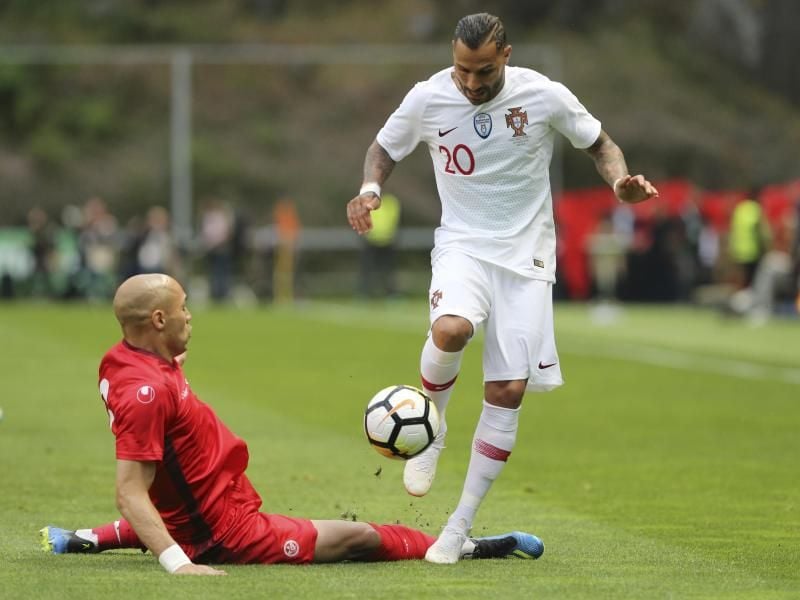 Ist englische Härte gewöhnt: Tunesiens Verteidiger Yohan Benalouane (l). Foto: Armando Franca/AP
