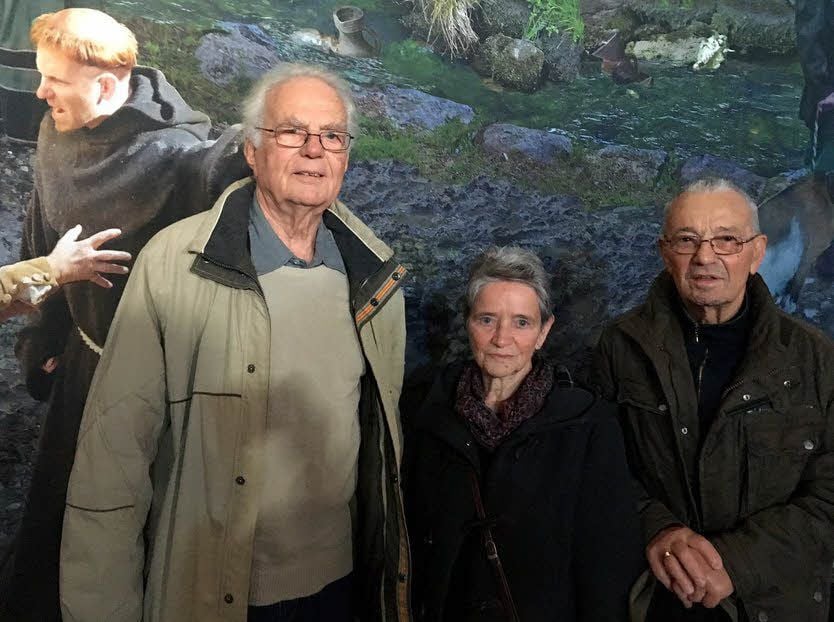 Die Eheleute Oestreich und Malte Laack nutzen den ersten Tag zum Besuch.