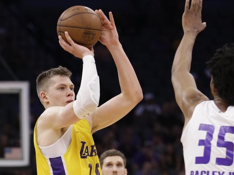 Moritz Wagner (l) erzielte in seinem ersten Spiel für die Los Angeles Lakers 23 Punkte. Foto: Rich Pedroncelli/AP