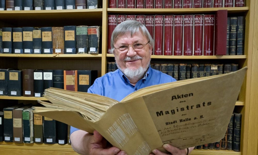 Wolfgang D. Herzfeld hat im Stadtarchiv Halle Unterlagen über das Engagement von Ehrenbürger und Stadtrat Ludwig Herzfeld eingesehen.