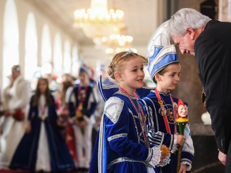 Kinder-Prinzessin Marie I. spricht mit dem hessischen Ministerpräsidenten Volker Bouffier. Foto: Andreas Arnold/dpa/Archiv