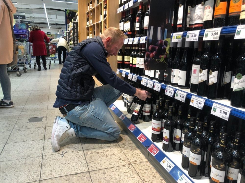 Auch Wein holt der Einkaufshelfer für seine Auftraggeber.