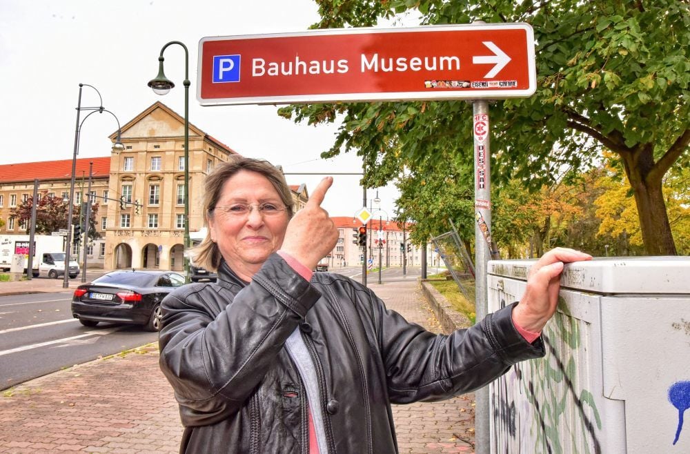 Ursula Hass vor dem Hinweisschild, das mindestens Busfahrer ins Chaos stürzt. Sie findet, der Hinweis reicht nicht aus.