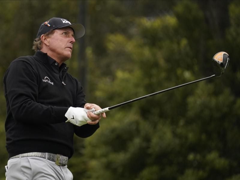 Phil Mickelson hat sein zweites Turnier bei den über 50-Jährigen gewonnen. Foto: Jeff Chiu/AP/dpa