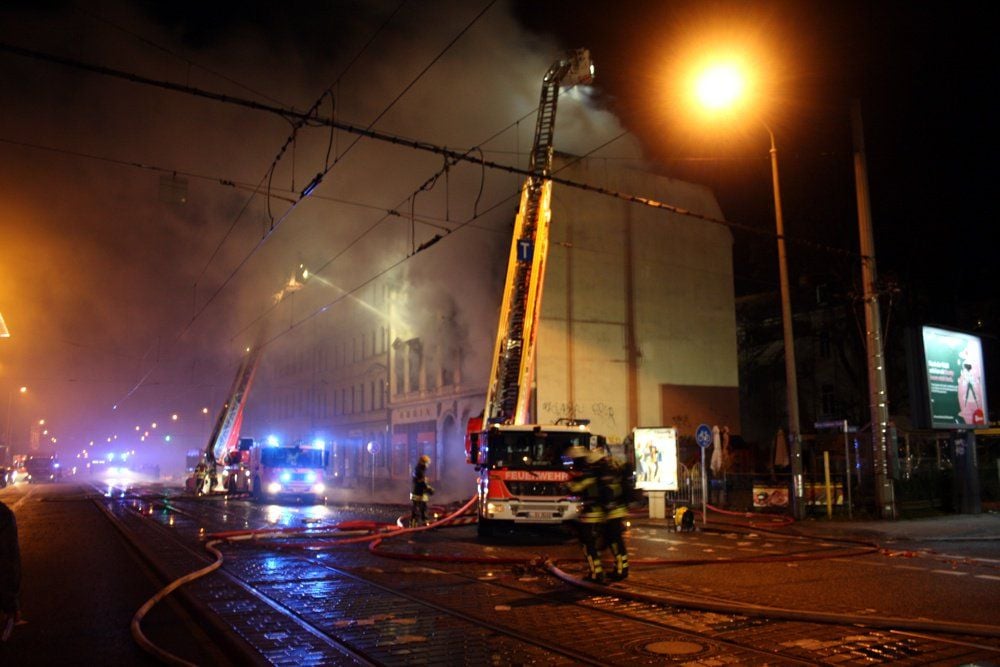 Bei einem Feuer in der Georg-Schumann-Straße in Leipzig wurde ein Haus komplett zerstört.