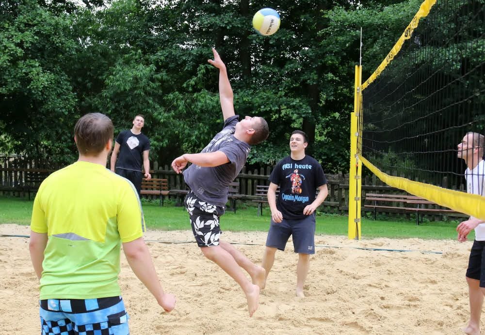 Trotz Regen zogen die Jungs ihr Volleyballturnier durch.
